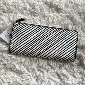 🆕‎ Coach Coated Canvas Wallet